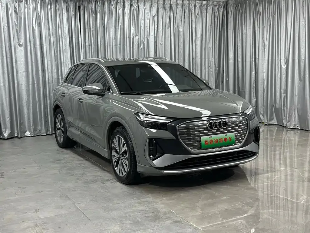 Audi Audi Q4 e-tron — Silver / Gray