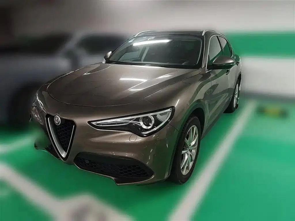 Alfa Alfa Romeo Stelvio — Plata / Gris