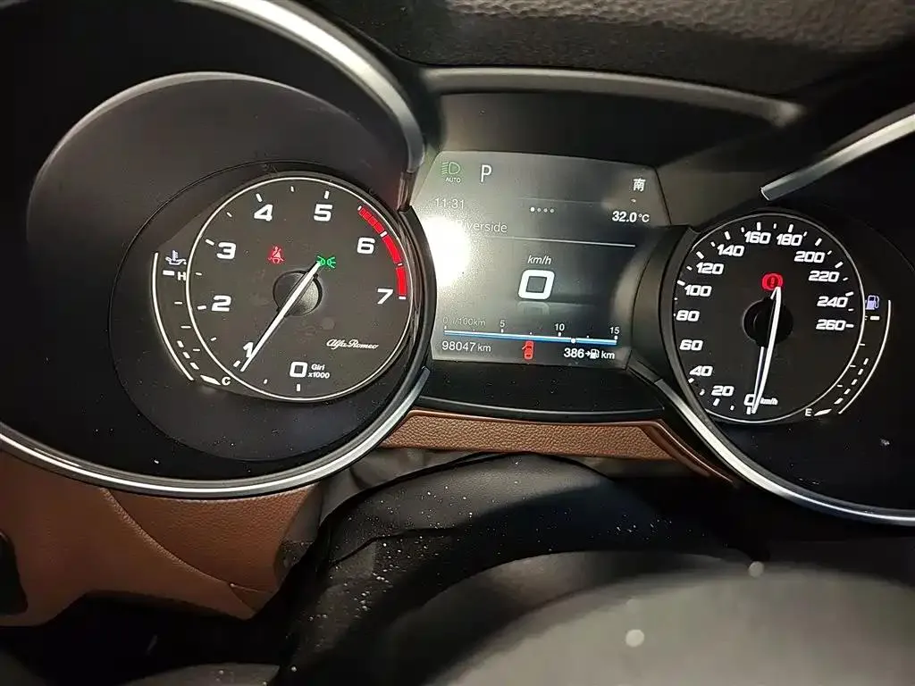 Alfa Romeo Stelvio Stelvio 2017 2.0T 280HP Deluxe Edition — عرض الصورة 5