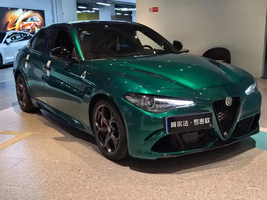 Alfa Romeo Giulia Giulia 2022 2.9T Four-Leaf Clover Edition — Ver foto 3