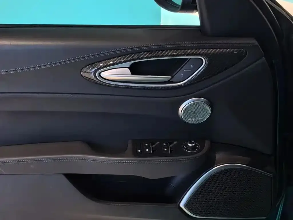 Alfa Romeo Giulia Giulia 2022 2.9T Four-Leaf Clover Edition — Ver foto 5