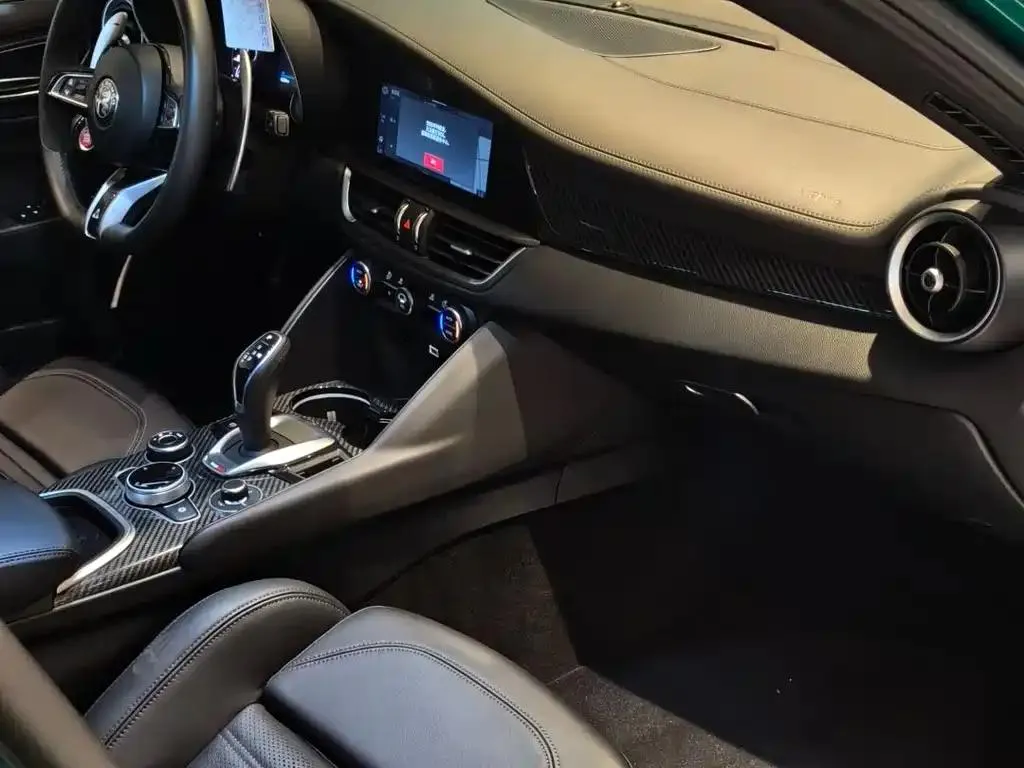 Alfa Romeo Giulia Giulia 2022 2.9T Four-Leaf Clover Edition — Ver foto 6