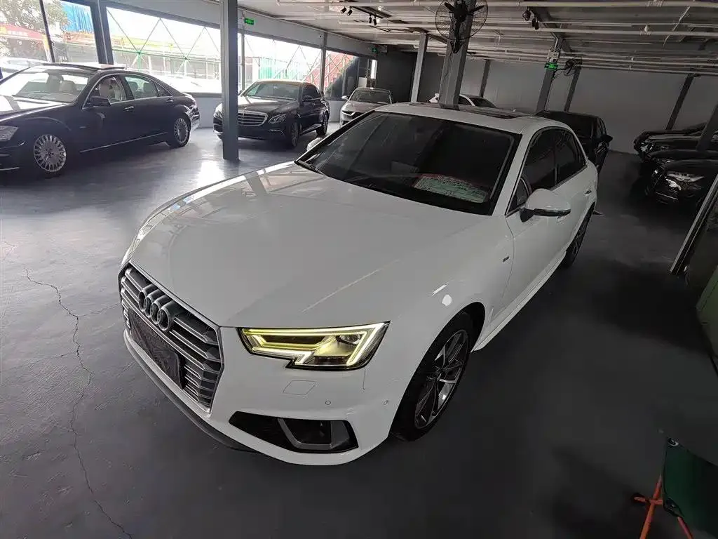 Audi Audi A4L — أبيض