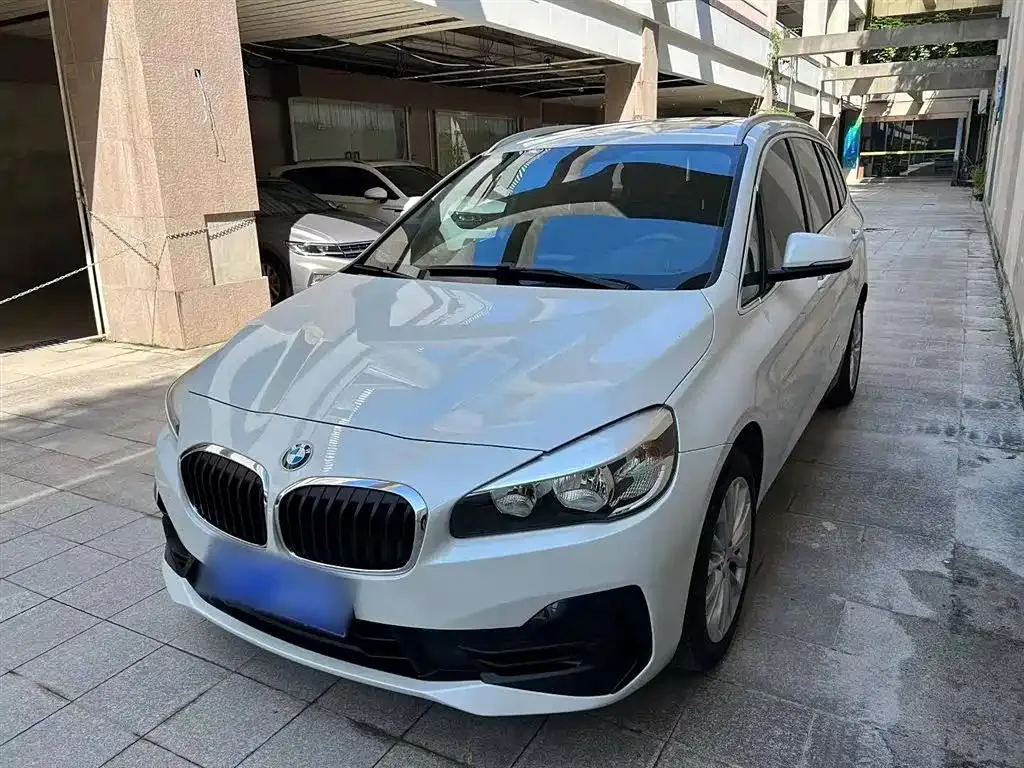 BMW 2 Series 2 Series Touring 2019 220i Leading Edition — photo 1