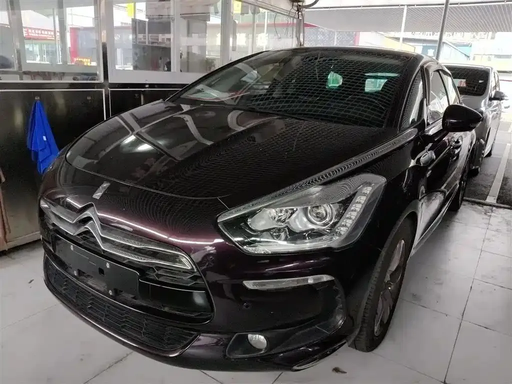 DS DS 5 — Rojo