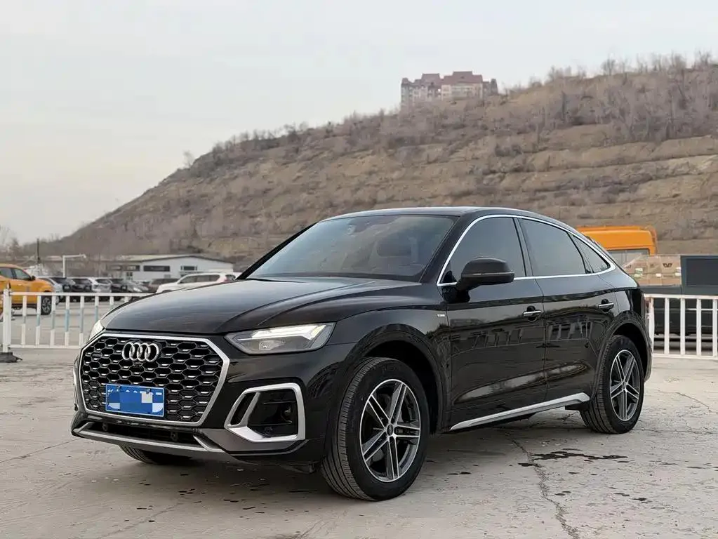 Audi Audi Q5L Sportback — Black