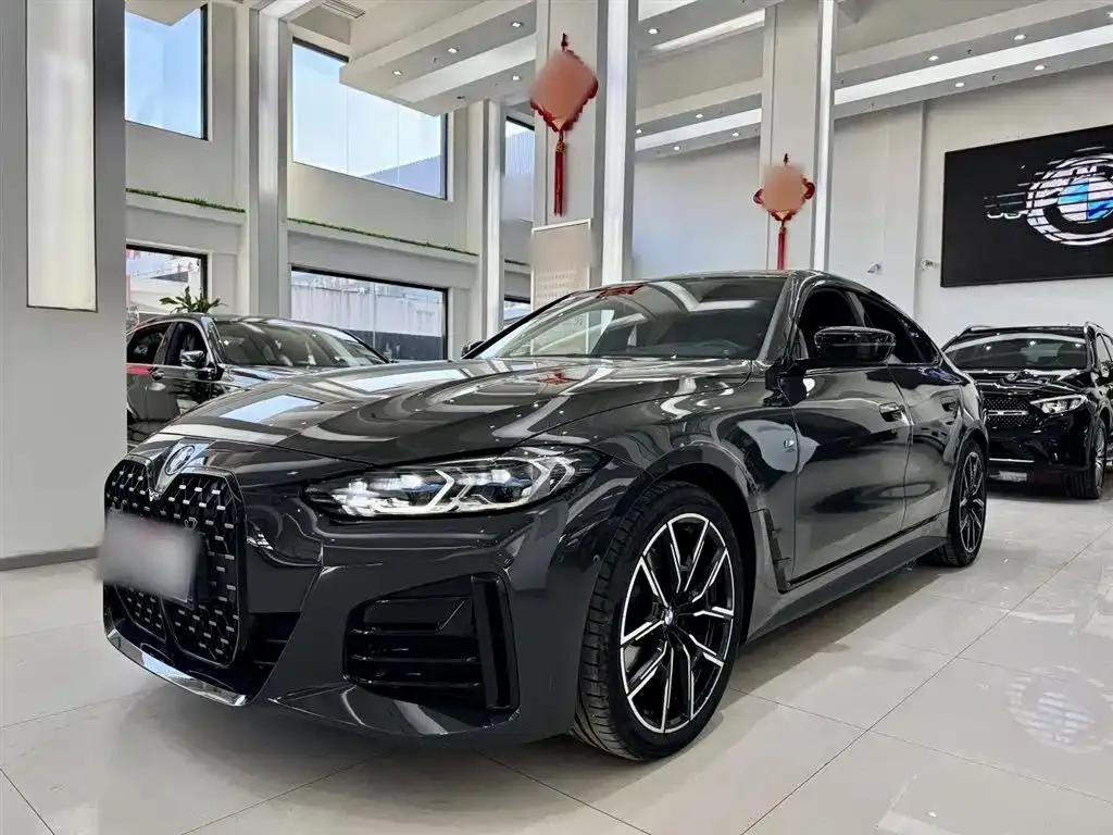 BMW BMW 4 Series — فضي / رمادي