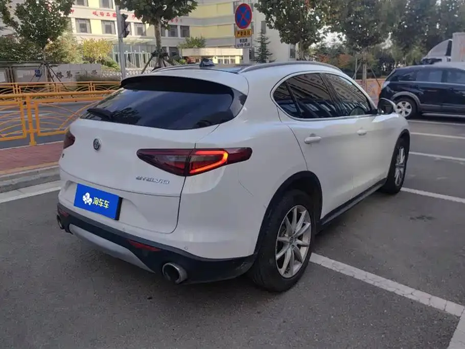 Alfa Romeo Stelvio Stelvio 2017 2.0T 200HP Deluxe Edition — Voir la photo 3