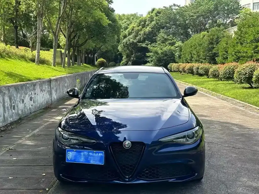 Alfa Romeo Giulia Giulia 2021 2.0T 280HP Luxury Edition — Ver foto 2