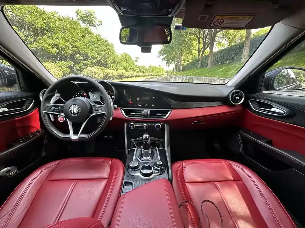 Alfa Romeo Giulia Giulia 2021 2.0T 280HP Luxury Edition — Ver foto 4