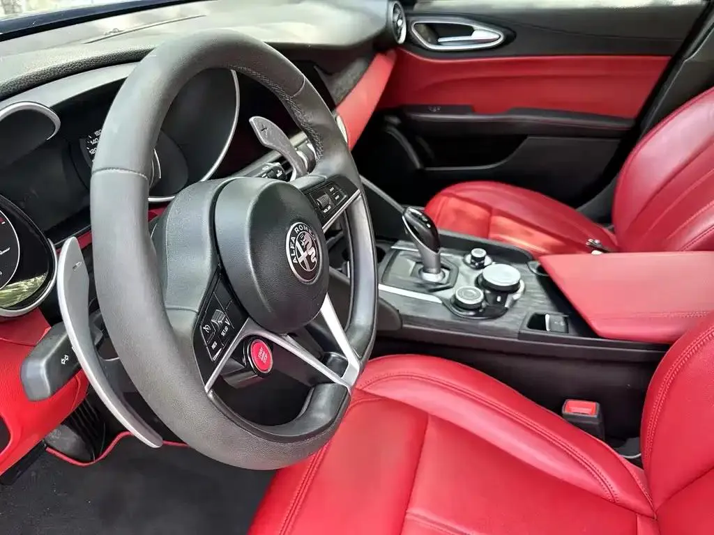 Alfa Romeo Giulia Giulia 2021 2.0T 280HP Luxury Edition — Ver foto 5