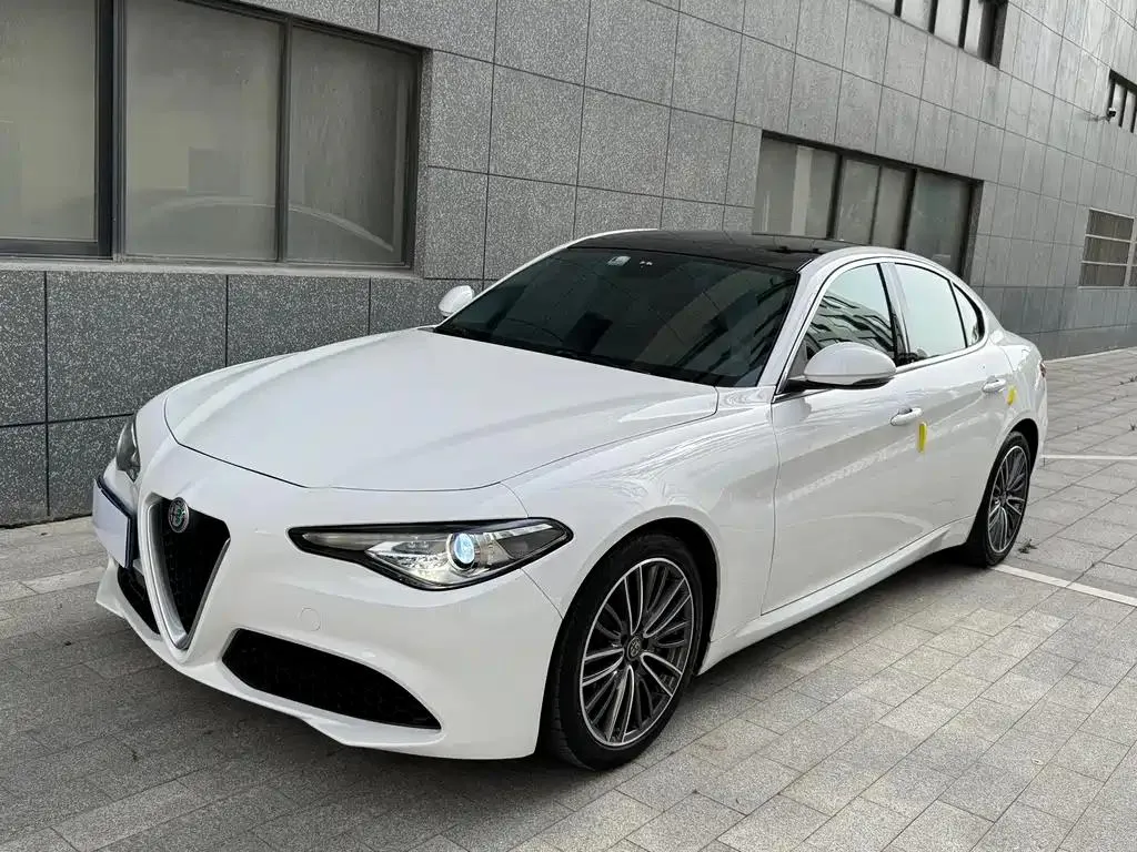 Alfa Romeo Giulia Giulia 2017 2.0T 280HP Luxury Edition — photo 1