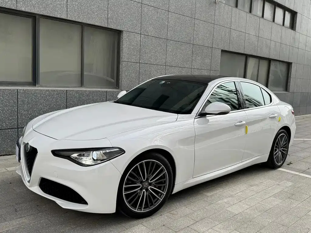 Alfa Romeo Giulia Giulia 2017 2.0T 280HP Luxury Edition — Ver foto 2