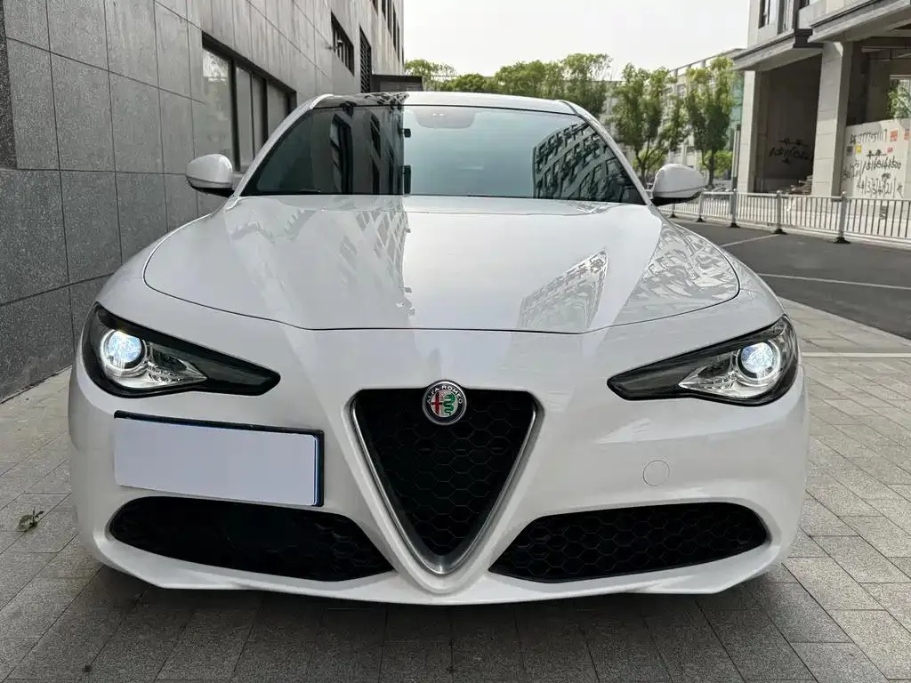 Alfa Romeo Giulia Giulia 2017 2.0T 280HP Luxury Edition — Ver foto 3