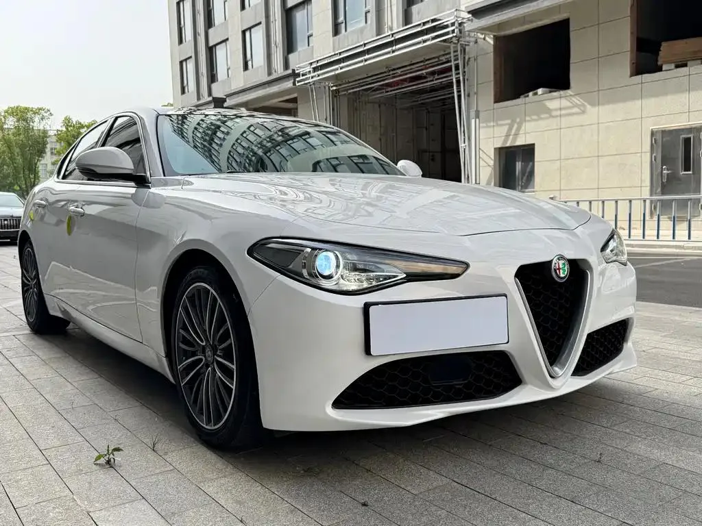 Alfa Romeo Giulia Giulia 2017 2.0T 280HP Luxury Edition — Ver foto 4
