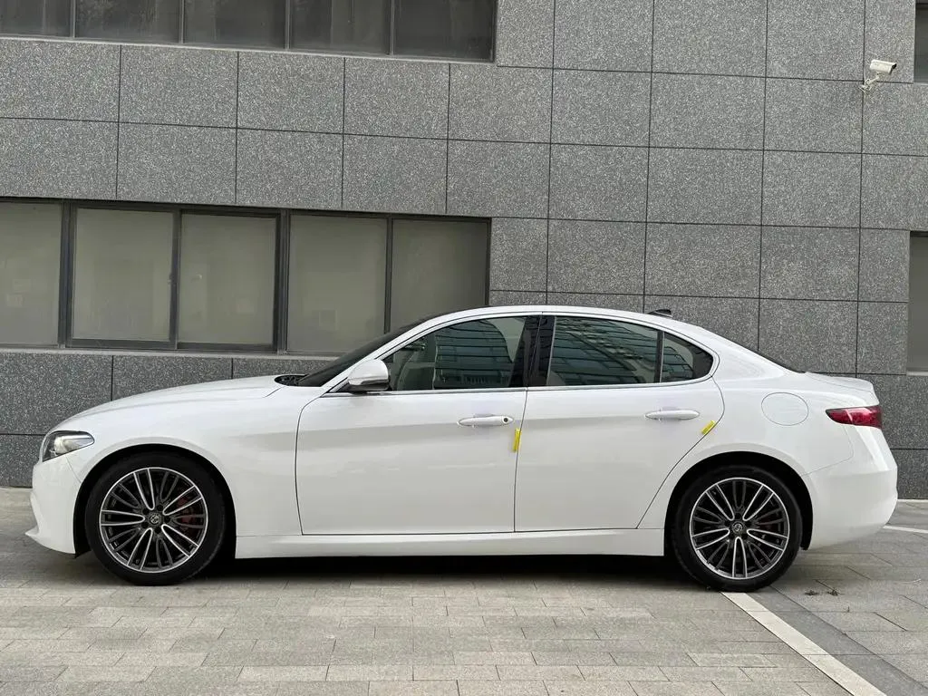 Alfa Romeo Giulia Giulia 2017 2.0T 280HP Luxury Edition — Ver foto 5