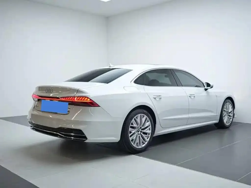 Audi A7L A7L 2022 45 TFSI S-line Dream Flow Crystal Set — عرض الصورة 3