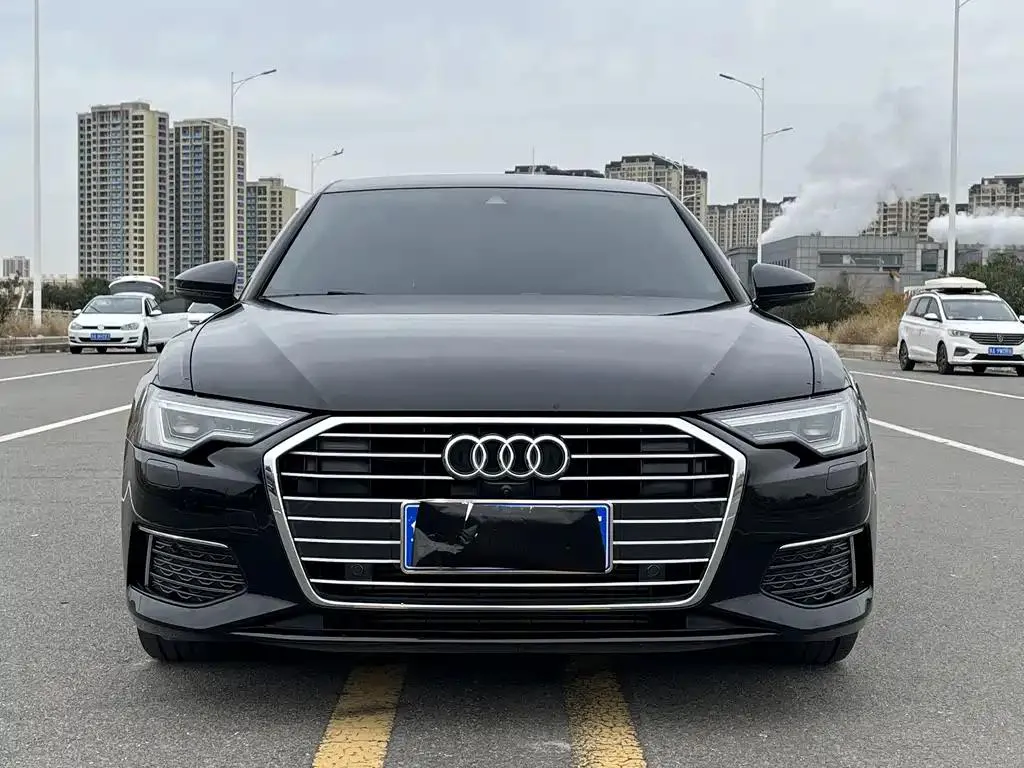Audi Audi A6L — أسود