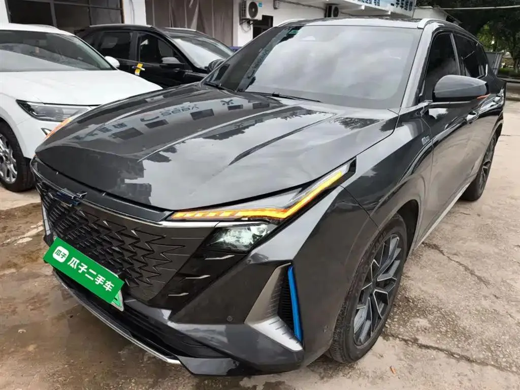 Changan Changan Oshan Z6 — فضي / رمادي