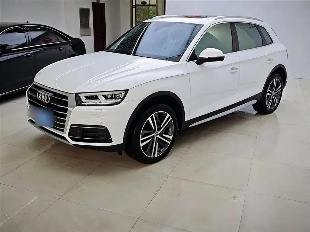 Audi Audi Q5L — أبيض