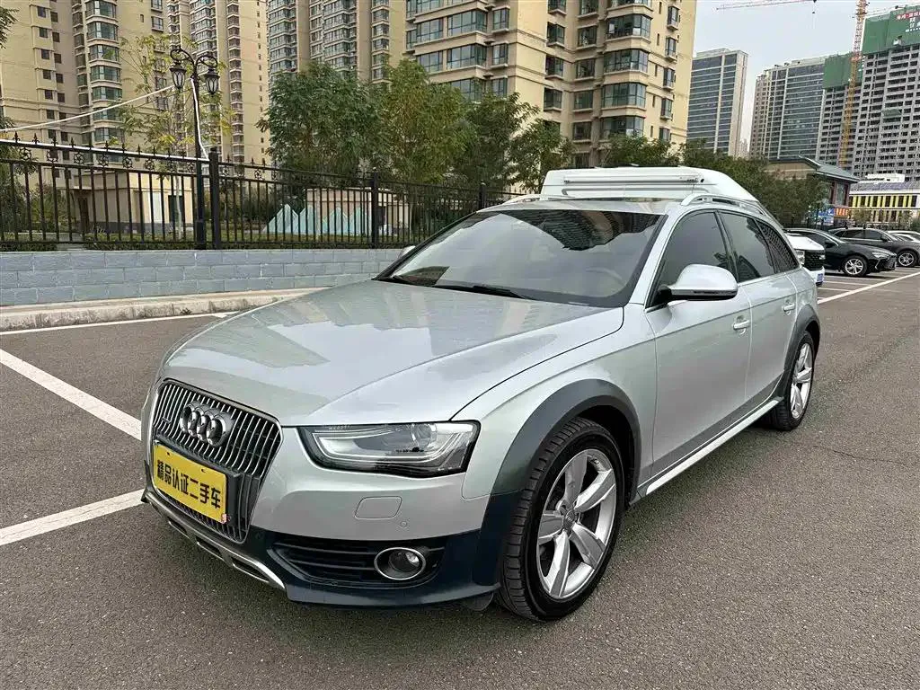 Audi Audi A4 — فضي / رمادي