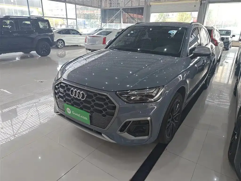 Audi Audi Q5L — فضي / رمادي