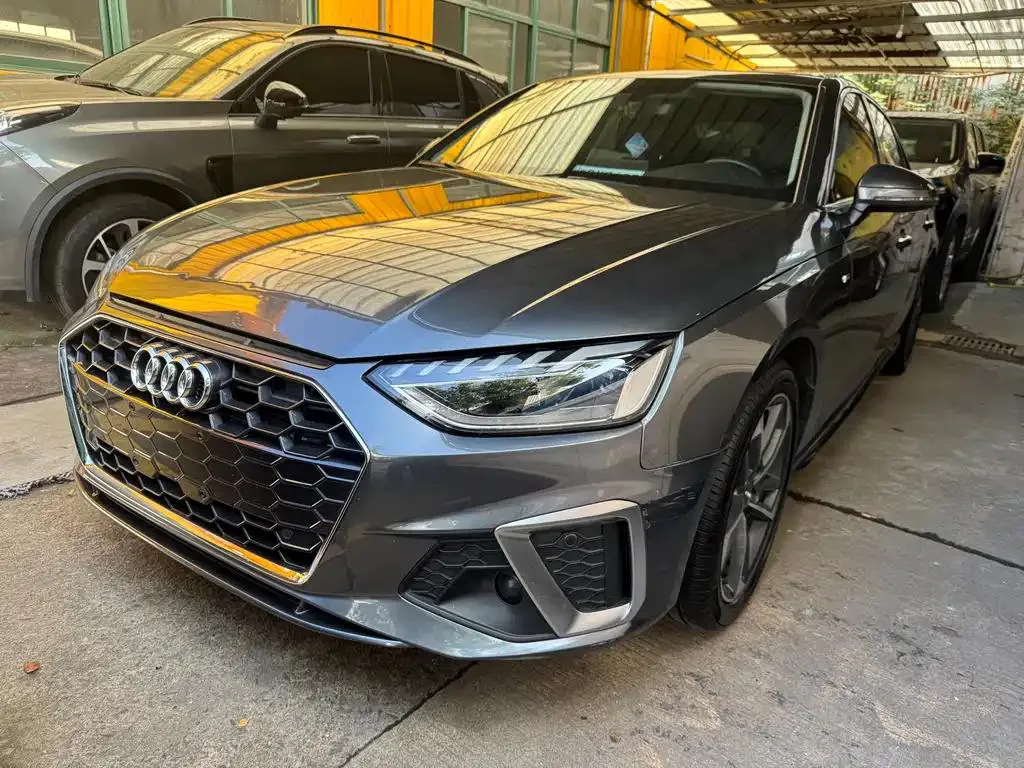 Audi Audi A4L — فضي / رمادي
