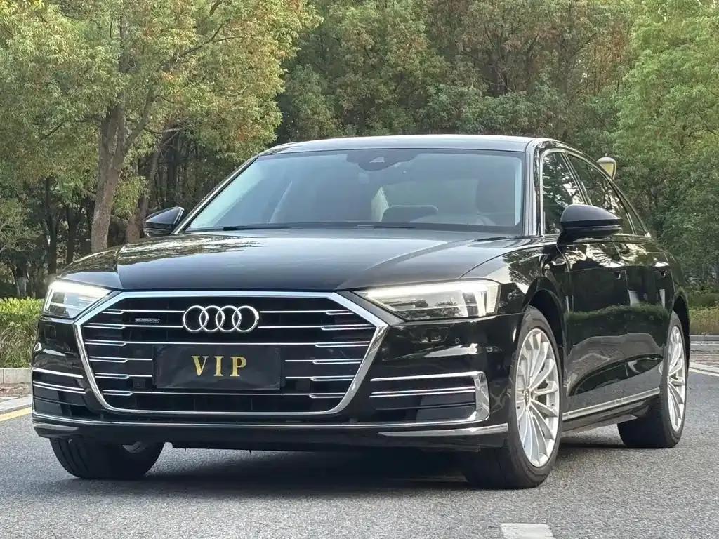 Audi Audi A8 — أسود