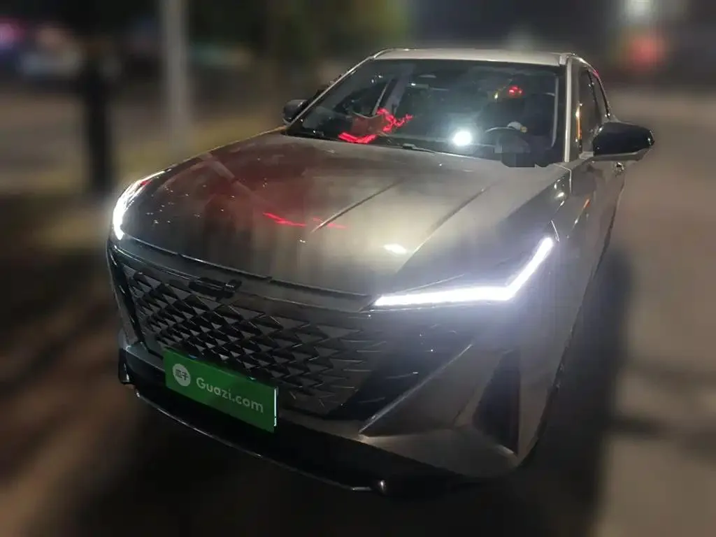 Changan Changan Oshan Z6 — فضي / رمادي