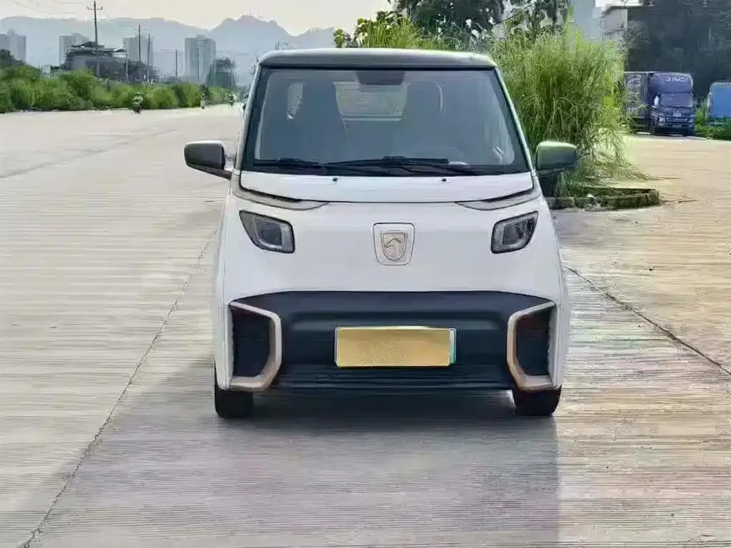 Baojun Baojun E200 — أبيض