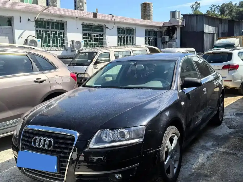 Audi Audi A6L — أسود