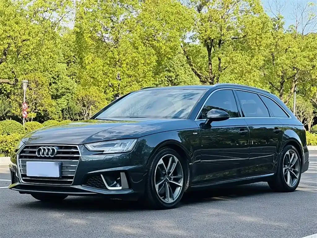 Audi Audi A4 — فضي / رمادي