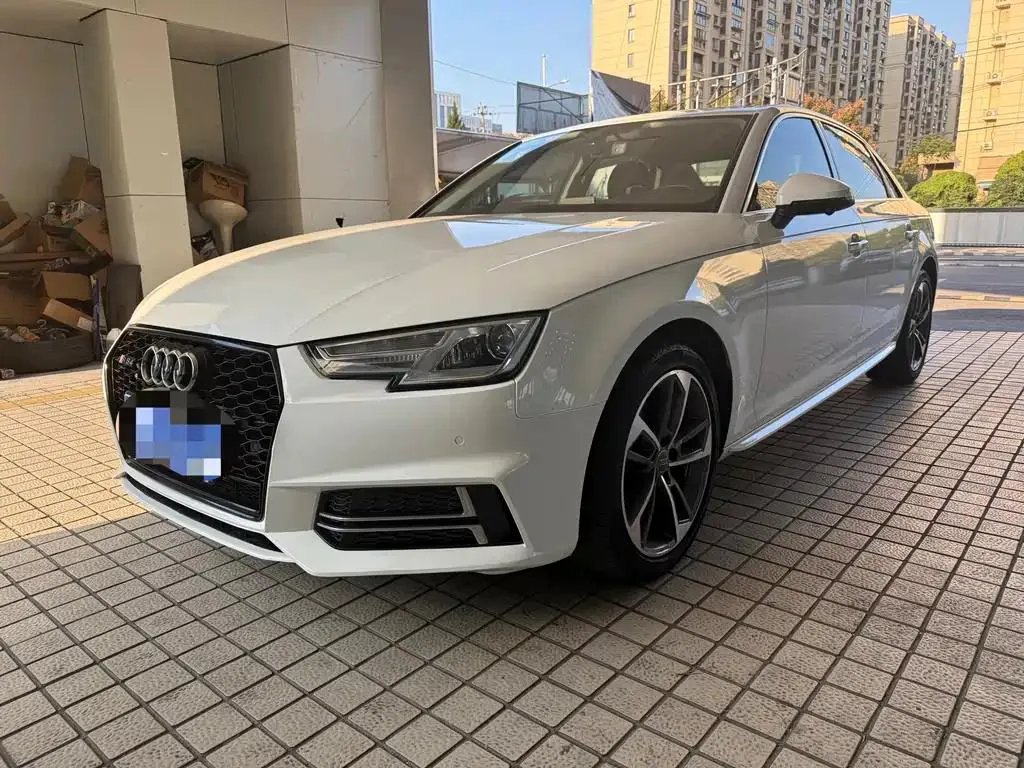 Audi Audi A4L — أبيض
