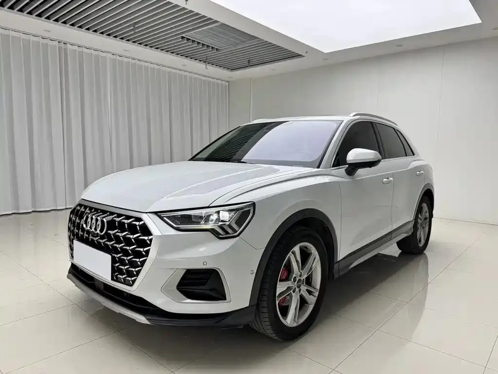 Audi Audi Q3 — أبيض