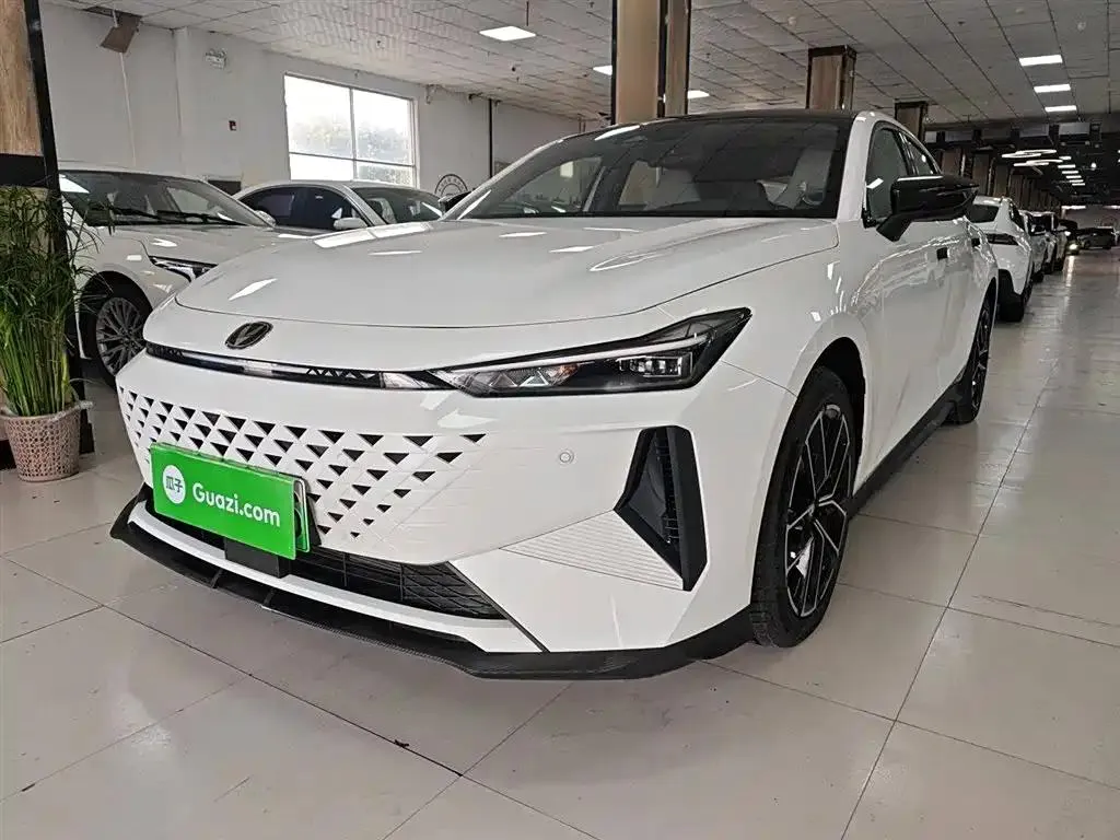 Changan Changan UNI-V iDD — أبيض