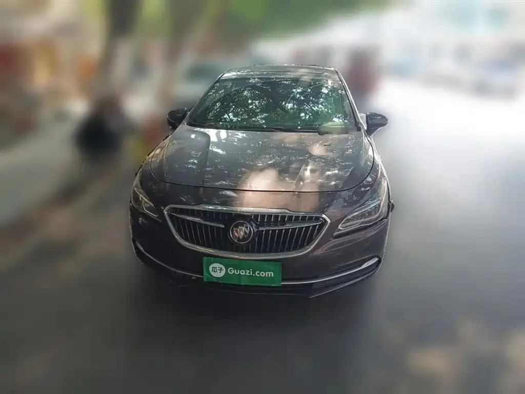 Buick Buick LaCrosse — أحمر