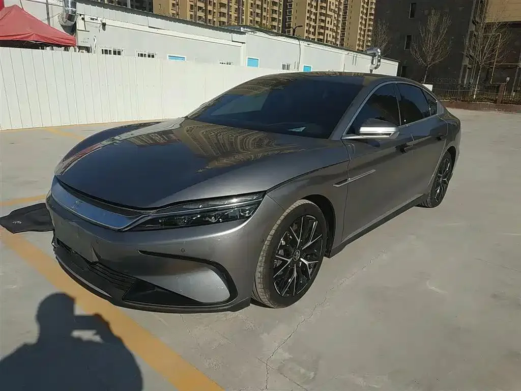 BYD BYD Han — فضي / رمادي