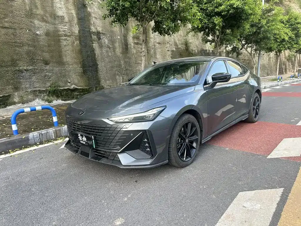 Changan Changan UNI-V iDD — Plata / Gris