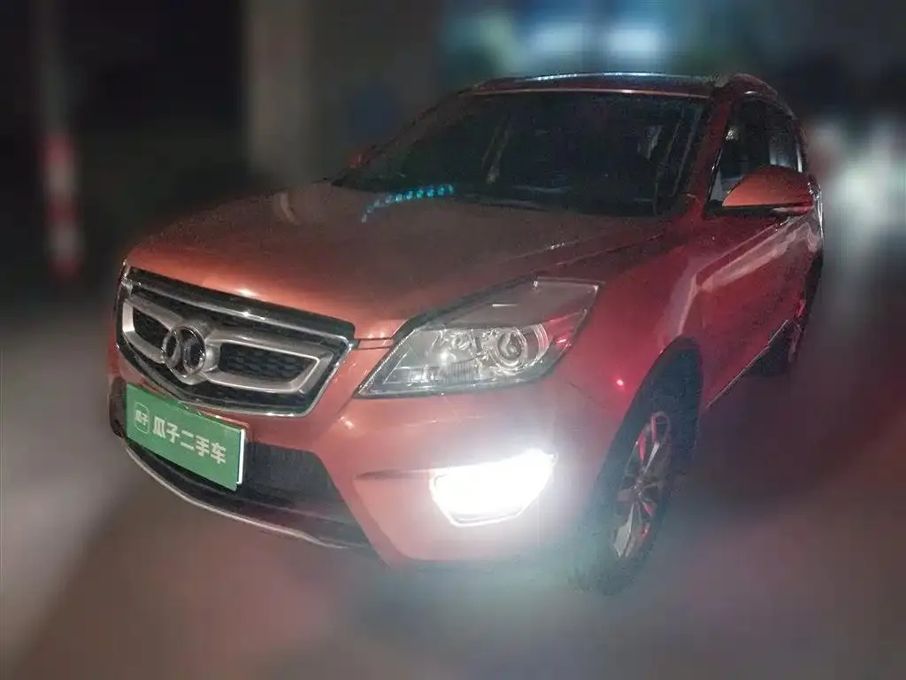 BAIC BAIC Motor Beijing — أصفر