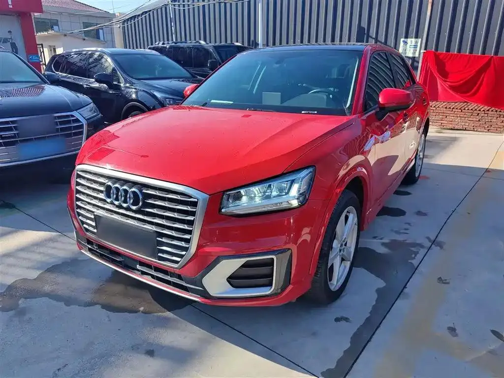 Audi Audi Q2L — أحمر