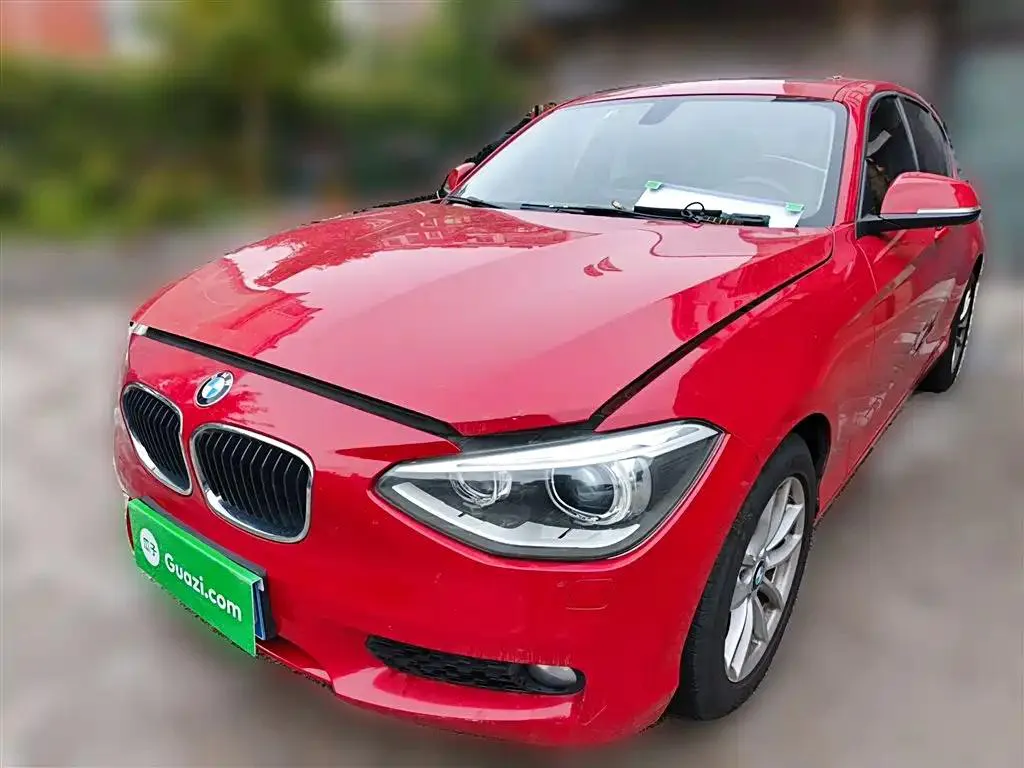 BMW BMW 1 Series — أحمر