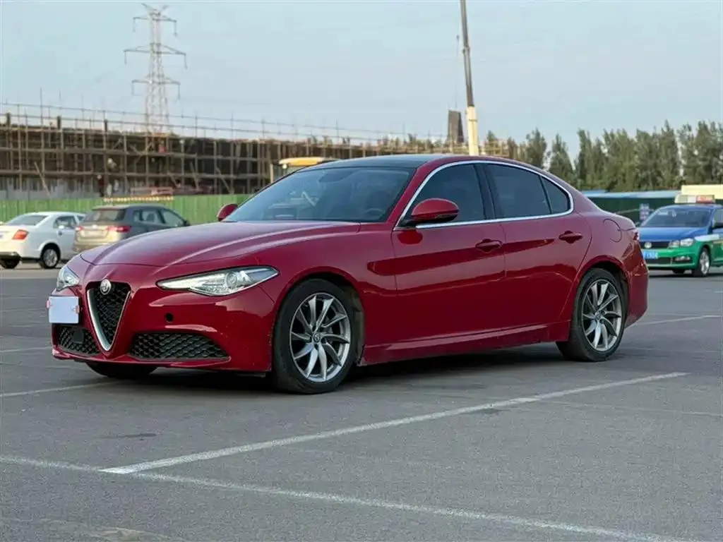 Alfa Alfa Romeo Giulia — أحمر