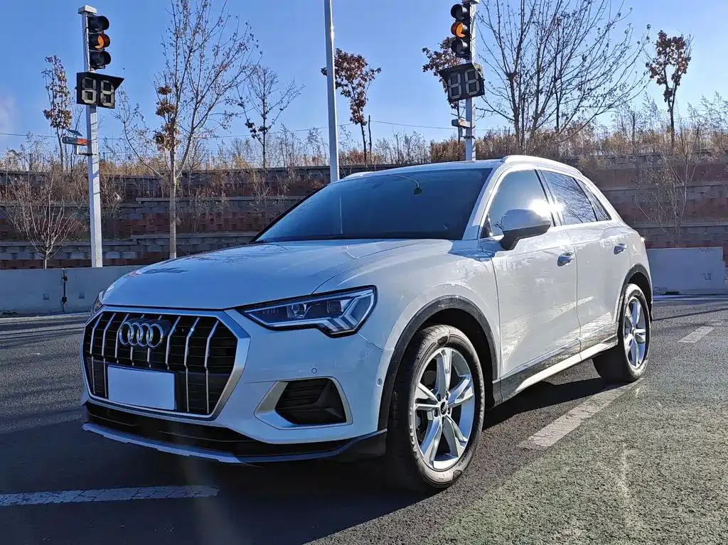 Audi Audi Q3 — أبيض