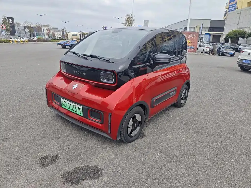 Baojun Baojun E300 — أحمر