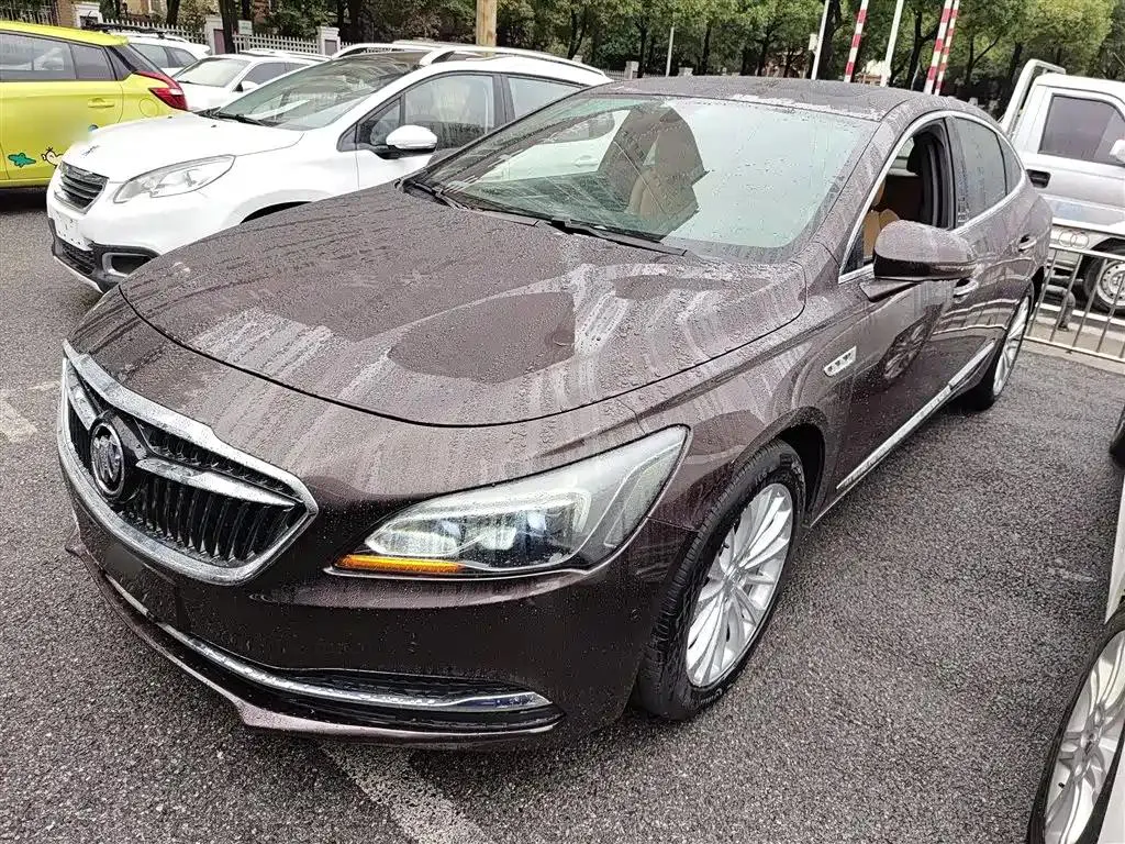 Buick Buick LaCrosse — أحمر