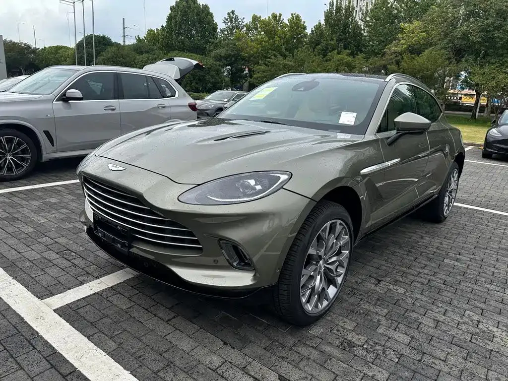 Aston Martin DBX Martin DBX 2024 4.0T V8 — View photo 2