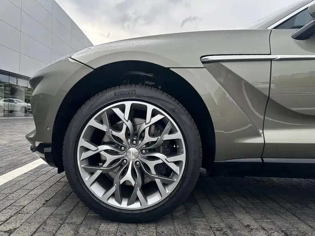 Aston Martin DBX Martin DBX 2024 4.0T V8 — View photo 3