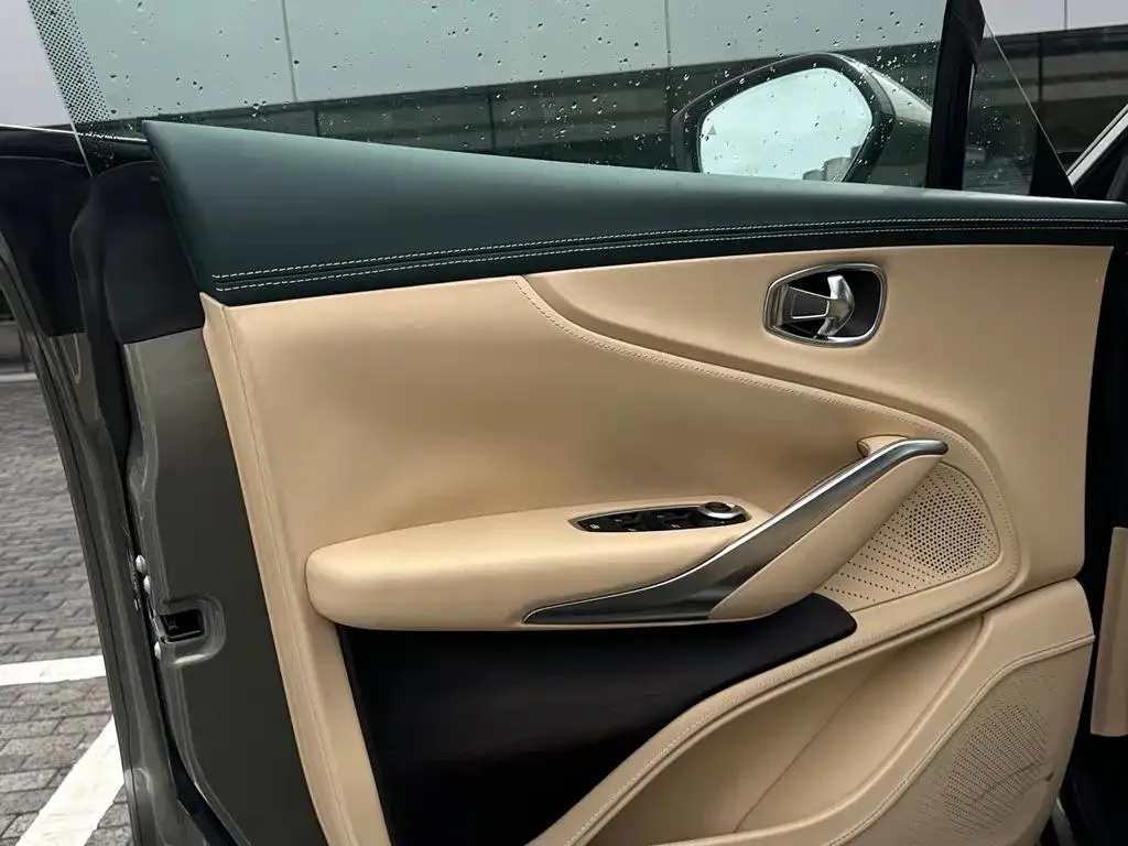 Aston Martin DBX Martin DBX 2024 4.0T V8 — View photo 4