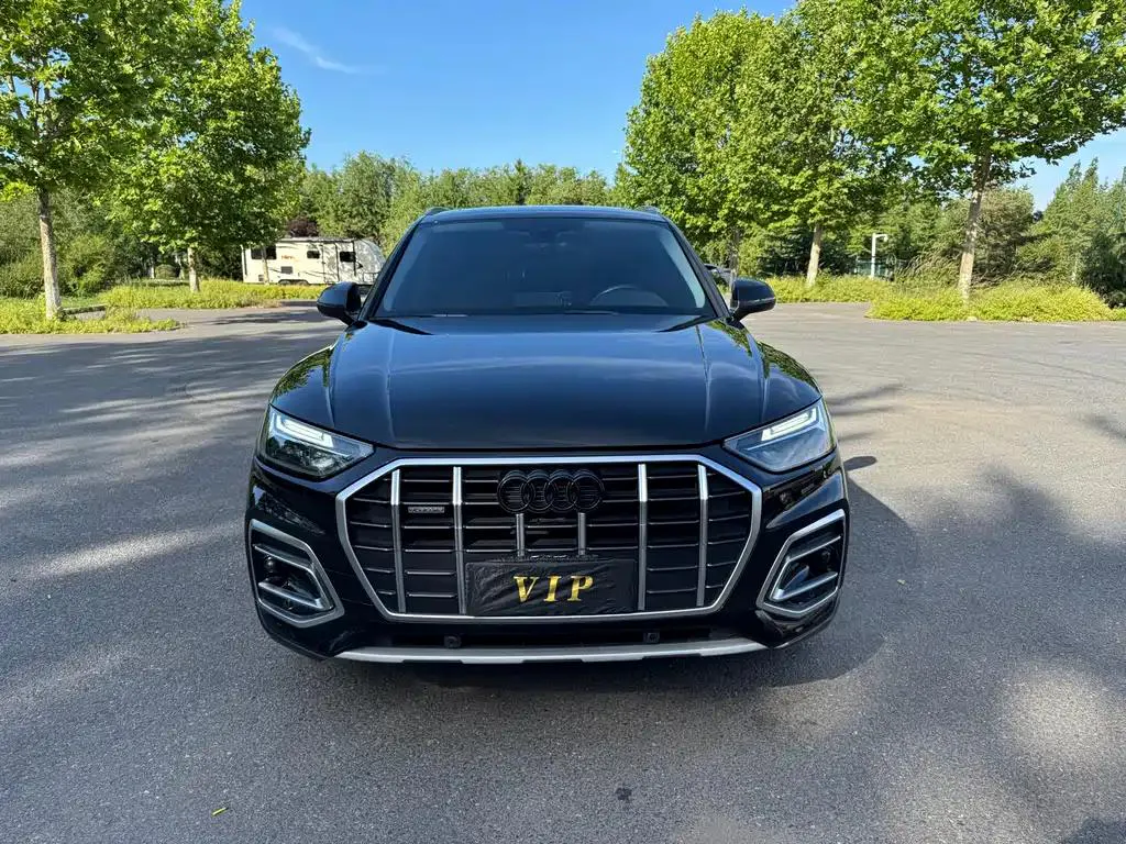 Audi Audi Q5L — أسود