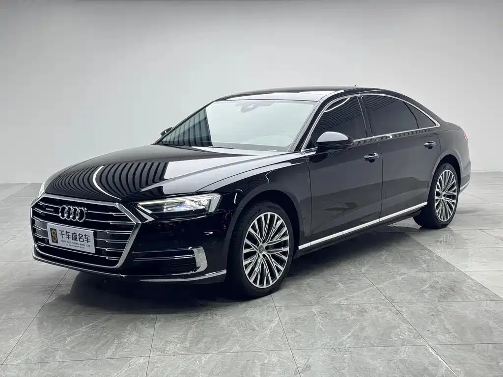 Audi Audi A8 — أسود